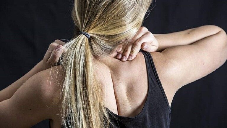 "قد تسبب أضرار كارثية في الدماغ".. طبيب عالمي يوضح نتائج "طقطقة الرقبة"
