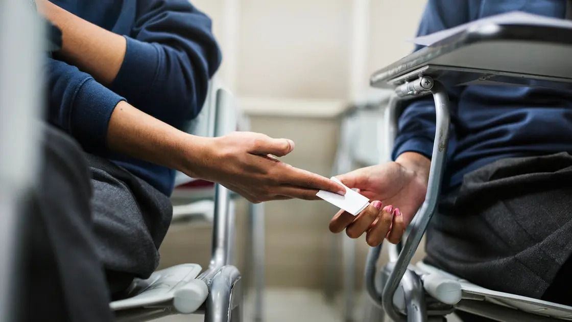 بسبب ضبطها في "حالة غش".. نائبة برلمانية تتعدى بالضرب على المراقبين بكلية الحقوق