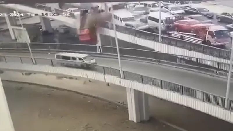 مشهد مروع "على دائري المريوطية".. "لوري مجنون" يطيح بالسيارات من فوق الكوبري