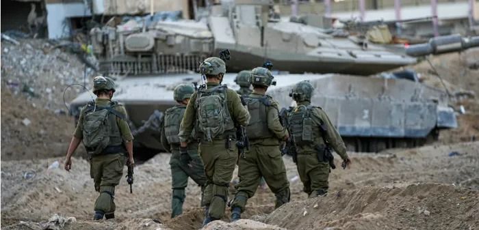 الدبابات الإسرائيلية تقصف مستشفى ناصر بخان يونس