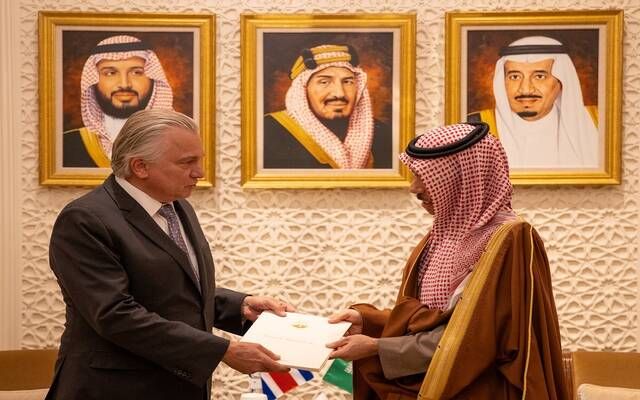 ولي العهد يتلقى رسالة خطية من رئيس كوستاريكا تتعلق بسبل تطوير العلاقات الثنائية