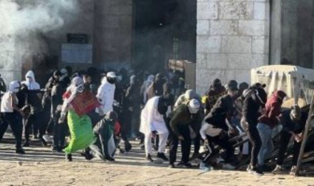 مستوطنون يقتحمون "الأقصى" بحماية شرطة الاحتلال الإسرائيلي