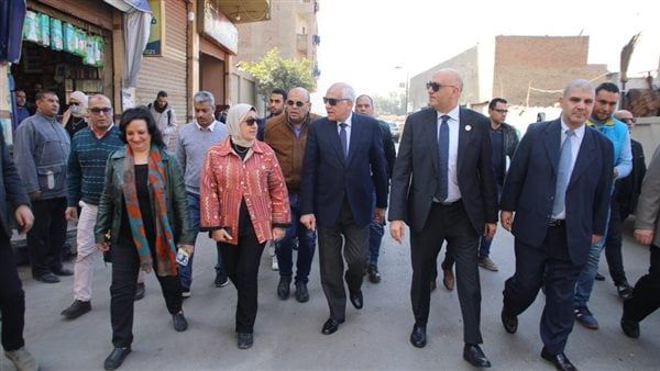 محافظ الجيزة يتفقد رصف وتطوير عدد من الطرق في العجوزة (صور)