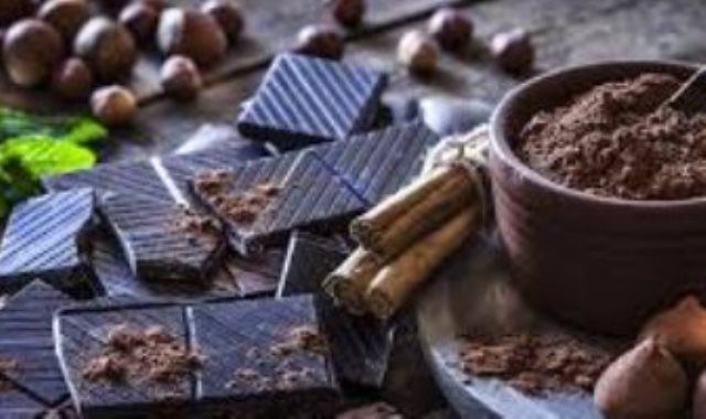 عالم أعصاب: 5 أطعمة تحارب مرض الزهايمر.. الشيكولاتة على رأس القائمة