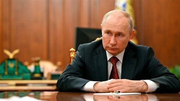 بوتين يكشف كيف تستخدم أمريكا الدولار أداة للصراع الخارجي وكيف تخلصت روسيا من هذا الفخ