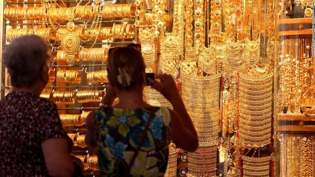 انهيار أسعار الذهب بعد تراجع سعر الدولار في السوق الموازي .. تعرف على الأسعار