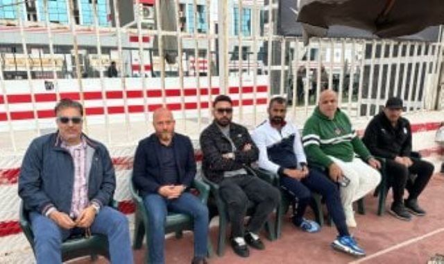 وائل رياض وجهازه فى منتخب الشباب يتابعون قمة 2005 بين الأهلي والزمالك
