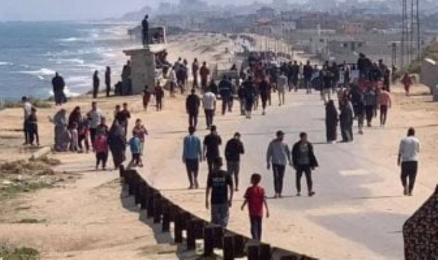 مئات الفلسطينيين يعودون لمنازلهم فى غزة والشمال رغم القصف الإسرائيلى..فيديو