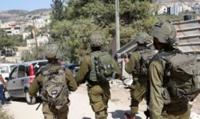 قوات الاحتلال تعتقل 30 فلسطينيا على الأقل من الضفة الغربية