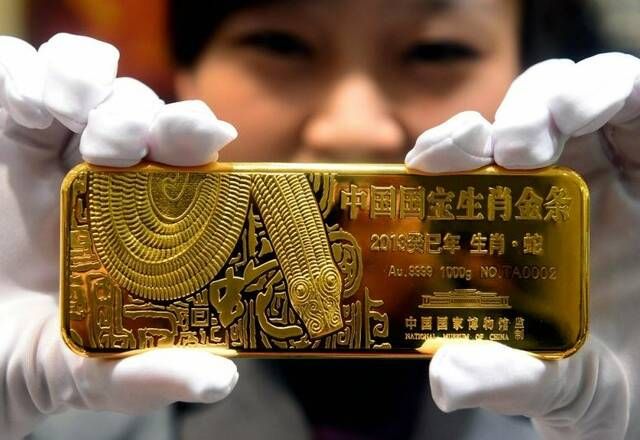 تراجع الذهب عالميًا لأول مرة بعد 4 جلسات متتالية