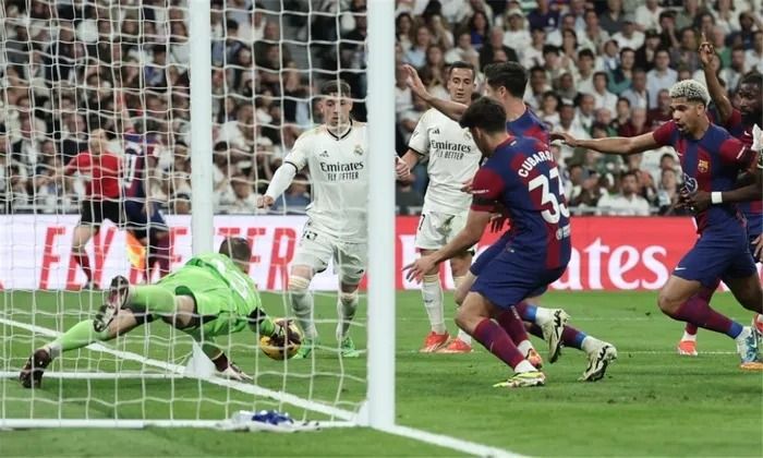 الكشف عن محادثات "حكم الكلاسيكو مع تقنية الفيديو" بشأن هدف برشلونة الملغي "العب كورنر"