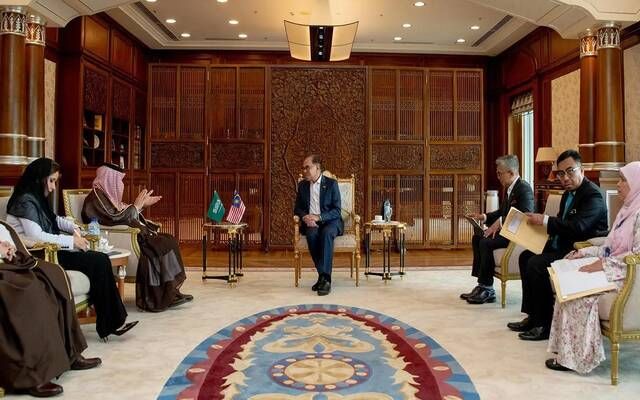 وزير التجارة يبحث تعزيز الشراكة التجارية والاقتصادية مع ماليزيا
