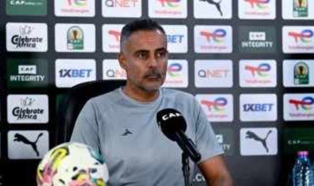 جوميز يجتمع مع لاعبى الزمالك قبل التدريبات استعدادا لنهضة بركان