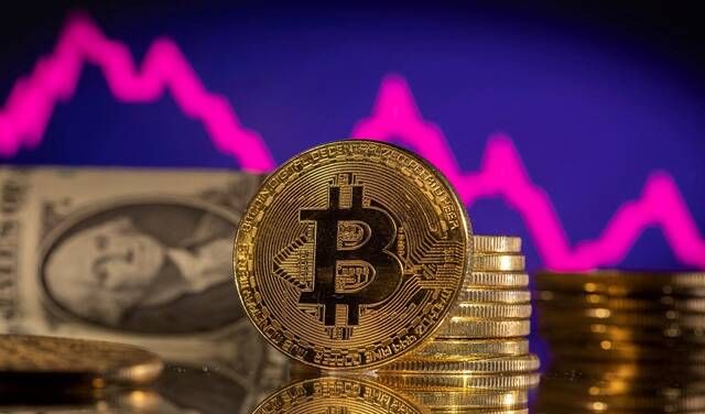 هبوط عنيف لسعر "بيتكوين" بسبب انخفاض الطلب
