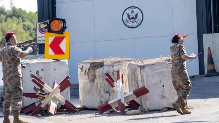 عاجل | هجوم سوري على السفارة الأمريكية في بيروت.. "والجيش اللبناني يرُد"