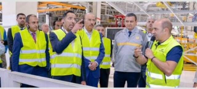 الخريف يزور منظومة صناعة السيارات في المغرب وبحث التعاون مع شركة "رينو"