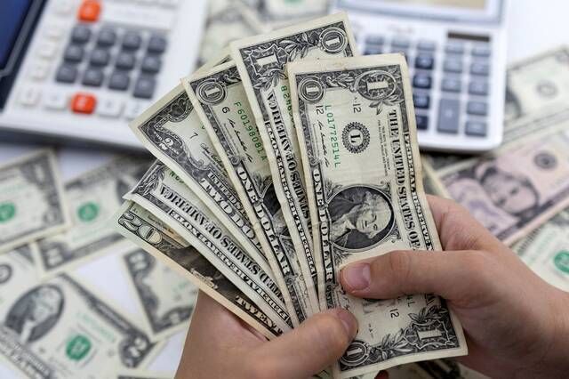 الدولار عند أدنى مستوى في 8 أسابيع قبيل بيانات الوظائف