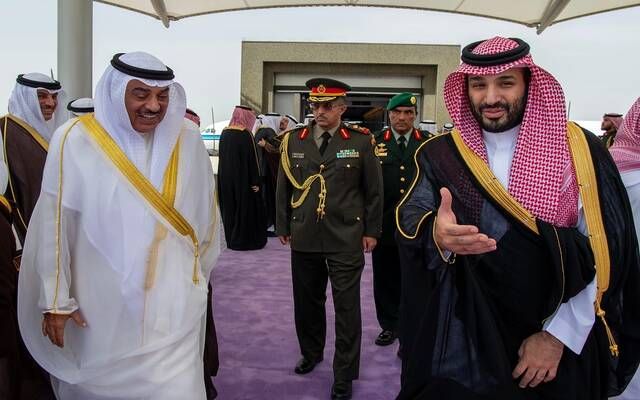 ولي العهد السعودي يستقبل نظيره الكويتي لدى وصوله مدينة جدة (صور)
