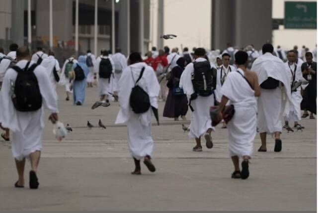 الحجاج يتوافدون إلى مشعر منى لقضاء يوم التروية