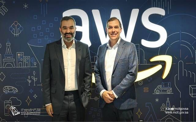 وزير الاتصالات يبحث تعزيز الشراكة الاستراتيجية مع الرئيس التنفيذي لشركة أمازون