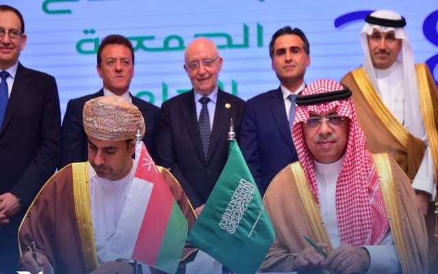 السعودية وعُمان توقعان مسودة إطار عمل مشترك بمجال خدمات النقل الجوي بين البلدين
