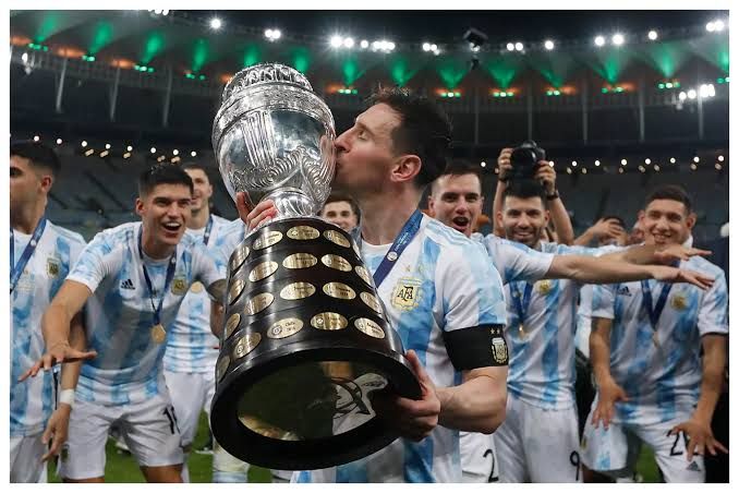 ميسي الأكثر تتويجًا بالبطولات في العالم.. "بفارق ٦ ألقاب عن لاعب مصري"