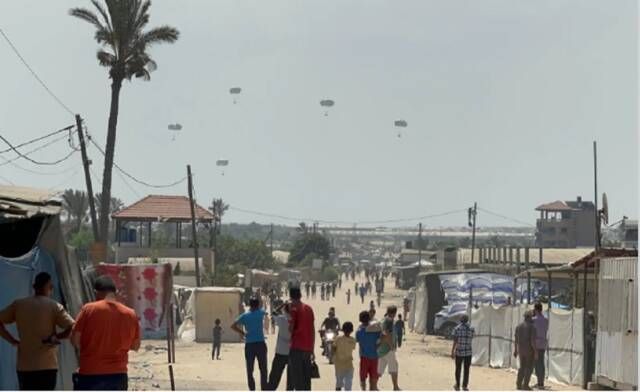 المملكة تواصل عمليات الإسقاط الجوي للمساعدات على غزة بالتعاون مع الأردن