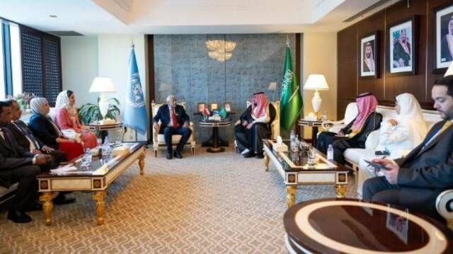 وزير الاقتصاد السعودي يبحث مع نظيره العماني مجالات التعاون بين البلدين