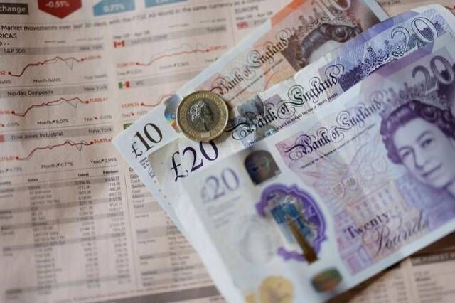 تراجع الإسترليني لأقل مستوى في شهر بعد خفض الفائدة البريطانية