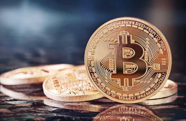 بيتكوين ترتفع قرب 65 ألف دولار