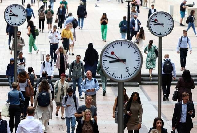 تراجع البطالة وانخفاض نمو الأجور في بريطانيا