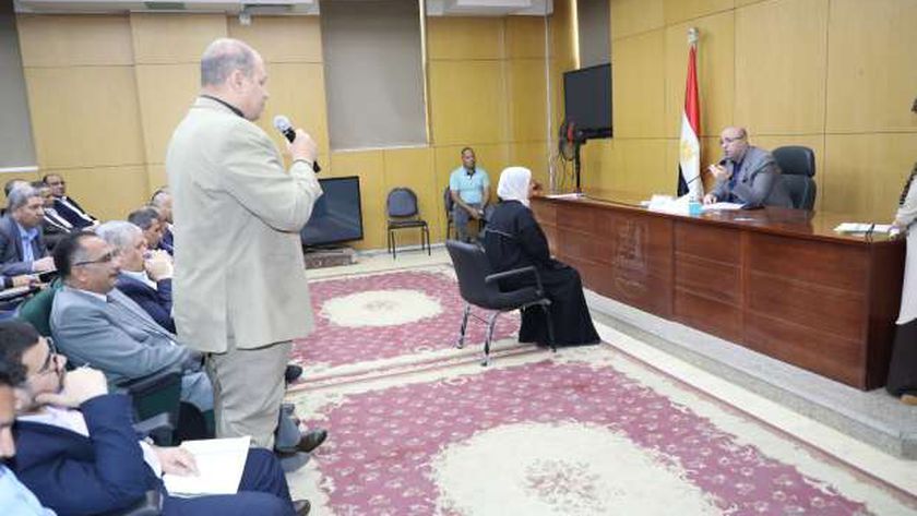 مساعدات مالية والاستجابة للشكاوى في لقاء محافظ بني سويف بالمواطنين