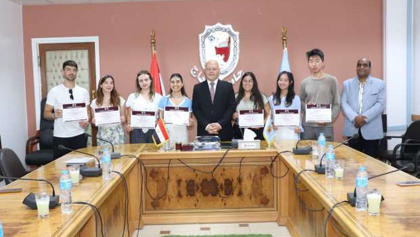 رئيس جامعة سوهاج يكرم وفدا طلابيا من كليات الطب الأجنبية