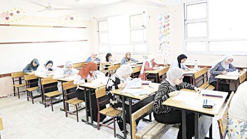 طلاب الثانوية العامة يؤدون امتحان اللغة الإنجليزية الدور الثاني اليوم