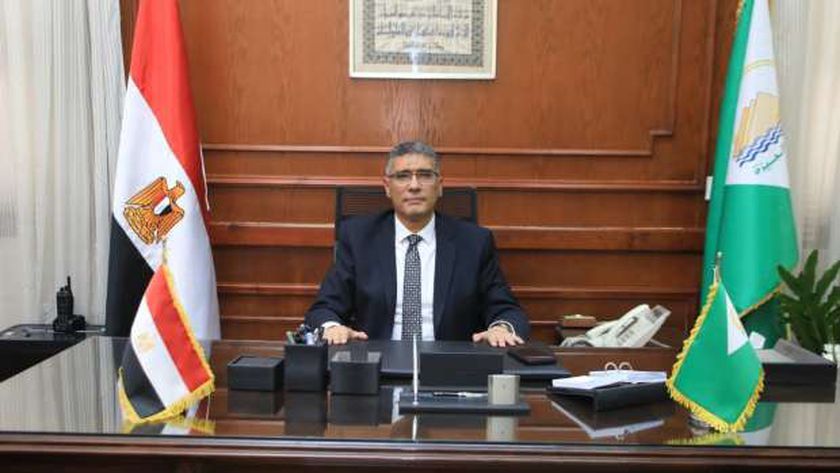 محافظ الجيزة يعلن إجراءات مشددة لمكافحة التلوث البيئي وضبط السيارات المخالف
