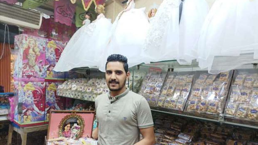 «تقاليع المولد».. صورتك على علبة الحلاوة هدية للحبايب