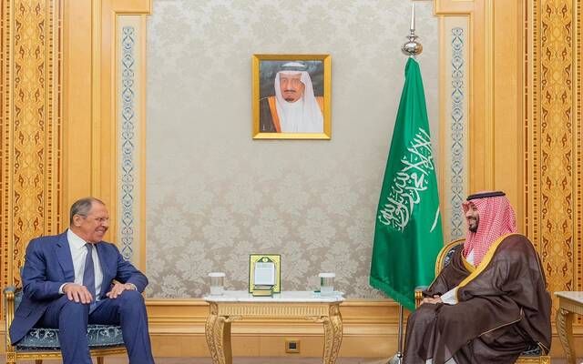 ولي العهد السعودي يلتقي وزير الخارجية الروسي ويبحثان سبل دعم التعاون المشترك