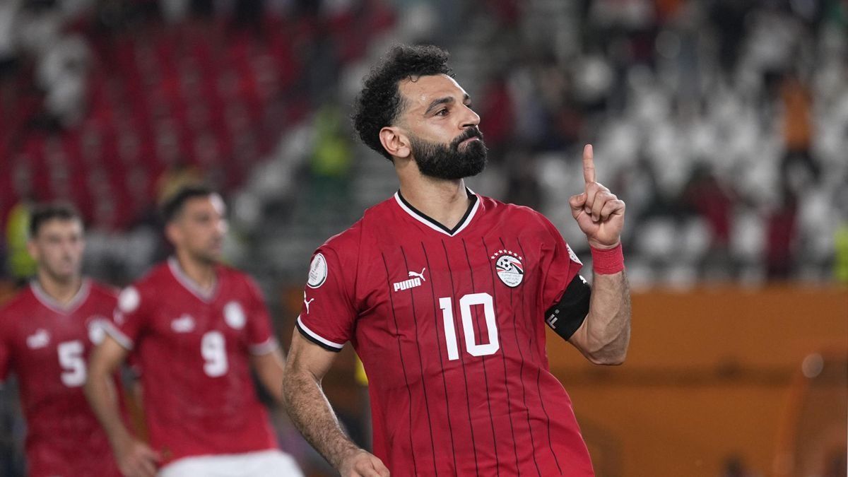 استقبل مدربه السابق في معسكر المنتخب.. "قائمة مكتشفي" صلاح.. "يتواصل معاهم دومًا"