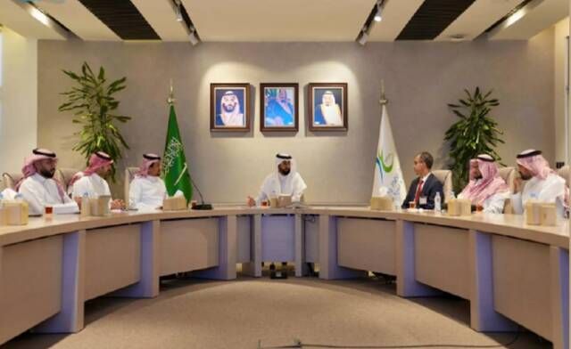 "الغذاء والدواء" تبحث سبل تعزيز مجالات الشراكة والتعاون مع الجمعيات الطبية
