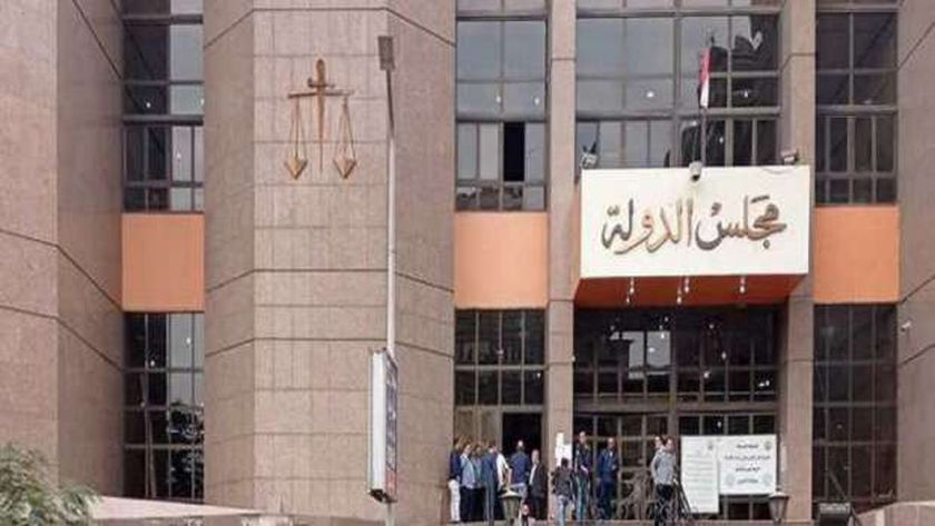 «الإدارية العليا» تخفض درجة موظف غادر العمل دون إذن