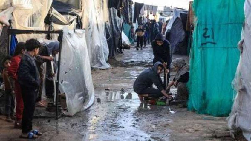 الأمطار تغرق خيام النازحين الفلسطينيين.. والمعاناة تزداد قبل دخول الشتاء