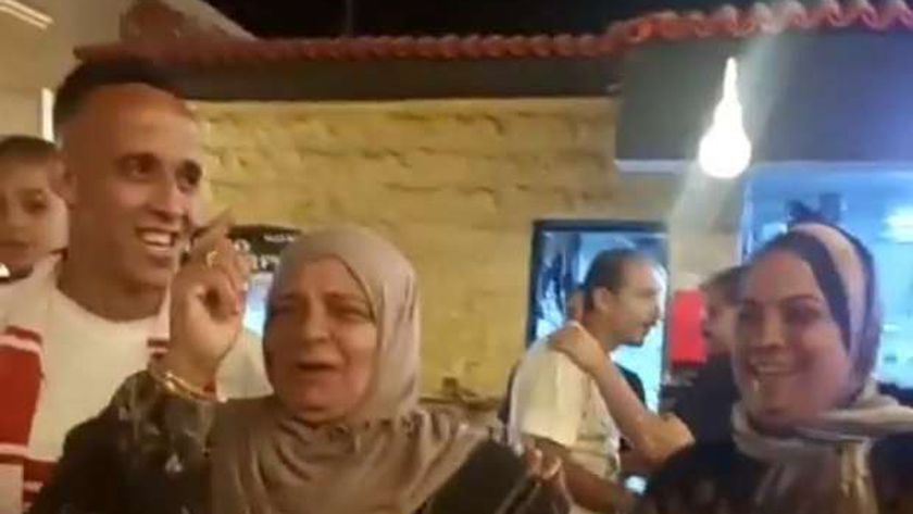 أهالي قرية ناصر منسي يحتفلون بالسوبر الأفريقي.. ووالدته: «فرح قلبي»