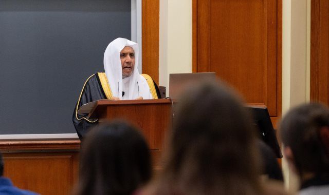 بدعوةٍ من كلية القانون بالجامعة وحضور عددٍ من أعضاء هيئة التدريس وصُنّاع السياسات الشيخ د.العيسى يُلقي محاضرةً بجامعة هارفارد حول "الدين والقانون"
