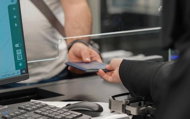 الجوازات السعودية تشدد على عدم تشغيل أو إيواء المخالفين لأنظمة الإقامة والعمل