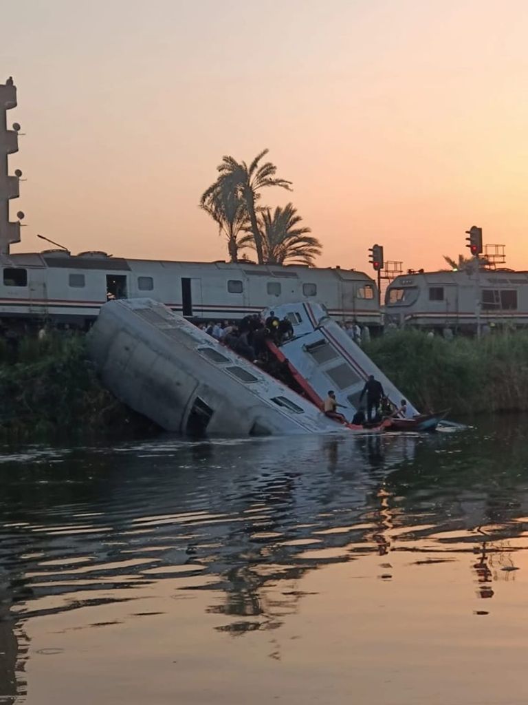 عاجل | تصادم قطارين في المنيا وسقوط العربات "في الترعة"