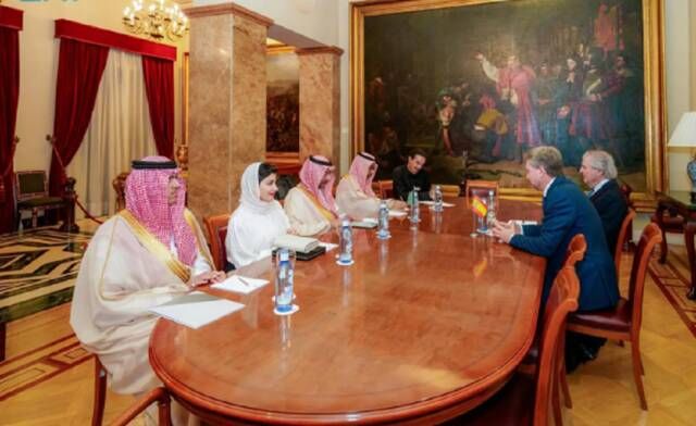 الخريّف يبحث تطوير التعاون الصناعي والتعديني مع وزير الشؤون الاقتصادية الإسباني