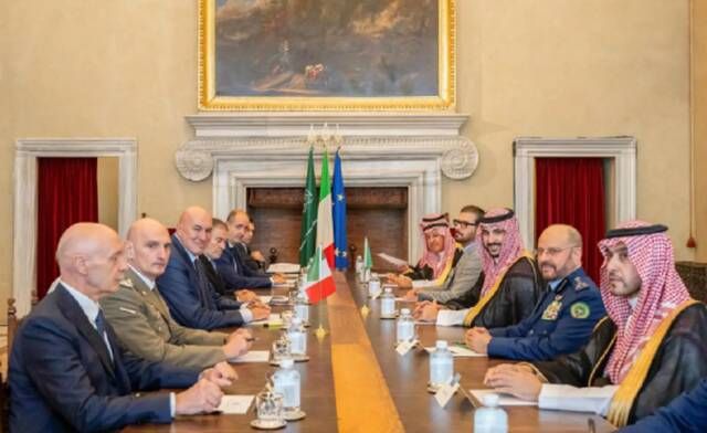 المملكة وإيطاليا تناقشان التعاون العسكري والتطورات في المنطقة