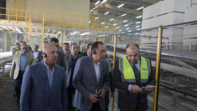 رئيس الوزراء يتفقد مصنع أثاث بالسويس: توفير كل الدعم لزيادة المكون المحلي