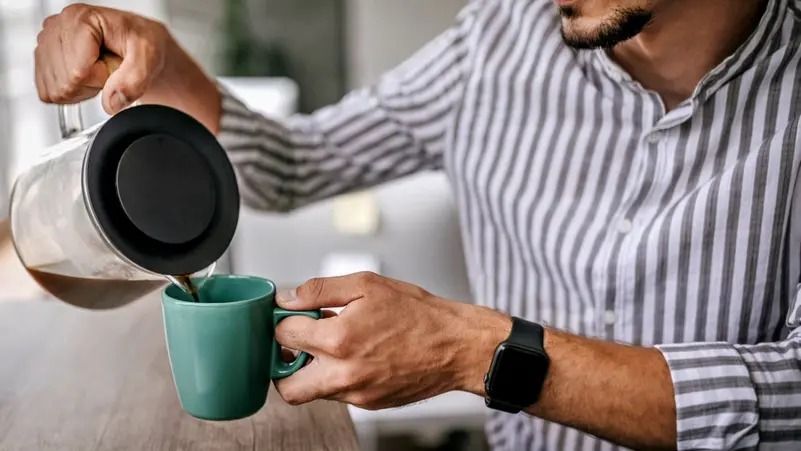 احذروا من شرب القهوة عند الاستيقاظ.. إليكم "الوقت المثالي" لاحتسائها