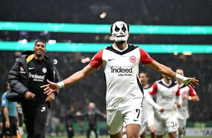 احتفال "مرعب" لمرموش المصري في ألمانيا.. "رسائل من خلف القناع"